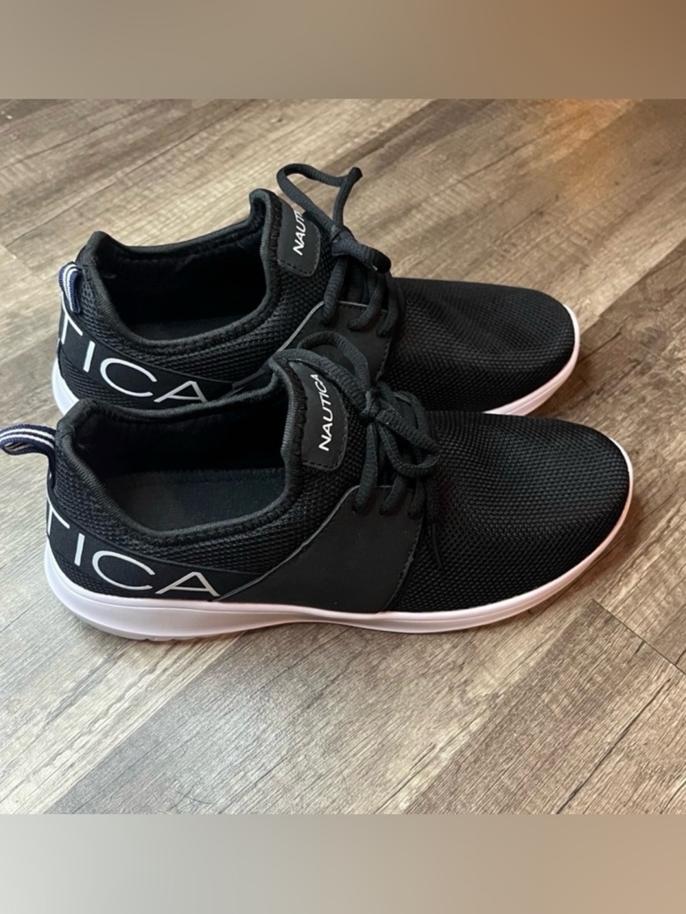 🛍️NWOT Nautica Size 8 Lightweight Black Sneakers
